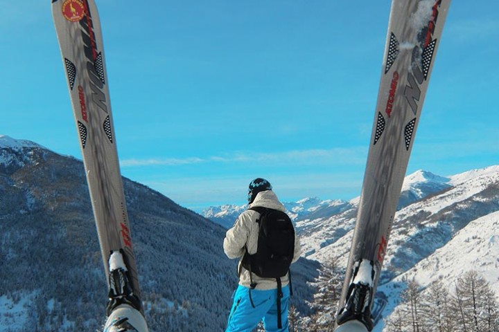 Dans les Alpes, on ski, on chante et on n’oublie pas